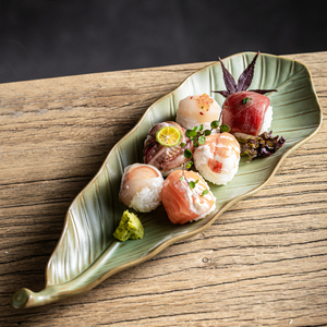 Assiette <span class=keywords><strong>de</strong></span> service en céramique écologique en forme <span class=keywords><strong>de</strong></span> feuille <span class=keywords><strong>de</strong></span> 14 pouces, finition mate, glaçure réactive, plat à poisson <span class=keywords><strong>pour</strong></span> hôtels <span class=keywords><strong>de</strong></span> luxe - Product Image 2