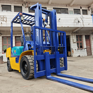 Chariot élévateur Komatsu FD30 de trois tonnes, machine de levage d'origine Komatsu du Japon, chariot élévateur diesel avec siège conducteur, d'occasion - Product Image 2