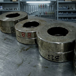 ลูกกลิ้งขึ้นรูปโปรไฟล์อุตสาหกรรม D2 CR12 EN31 เหล็กกล้า กลึง CNC และเจียรผิวหน้า ออกแบบตามสั่งสำหรับการแปรรูปโลหะ - Product Image 1