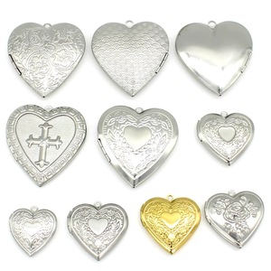 Colgante de caja de fotos en forma de corazón de acero inoxidable con patrón de rosas para hacer joyas, regalo unisex - Product Image 1