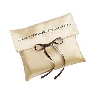 Pochette à rabat en satin réutilisable avec logo personnalisé OEM, haut de gamme, pour l'emballage de vêtements, l'affichage de lingerie - Product Image 1