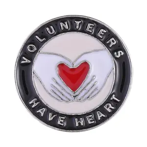 주식 공장 도매 기하학적 "자원 봉사자는 마음을 가지고있다" 라운드 성격 사랑 자원 봉사 금속 배지 사용자 정의 데님 브로치