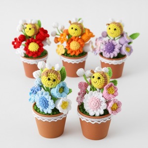 Adornos de Mesa Hechos a Mano: Abejas Pequeñas de Hilo de Lana Tejidas a Crochet, Macetas, Plantas en Maceta, Mezcla de Margaritas, Lirios y Orquídeas - Product Image 1