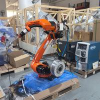 Robot de soudage KUKA KR 8 R1440-2 Arc HW E avec cellule de soudage MIG MAG, source d'alimentation OTC et positionneur, capteur de suivi de soudure laser