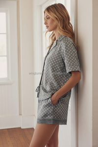 Conjunto de Pijama de Satén con Estampado de Lunares Grises, Transpirable y Moderno para Verano, con Botones en la Parte Superior y Pantalones Cortos para Mujer - Product Image 3
