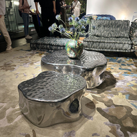 Table basse en acier inoxydable de style design avec texture ondulée, créant une touche de luxe dans les combinaisons de mode modernes Arta Choiceformetal