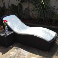 Moderne Outdoor-Tagesliege mit Sitzgruppen, Rattanmöbel mit Mehrfarbigen Kissen für Terrasse, Innenhof, Garten, Veranda, Hotel und Apartment