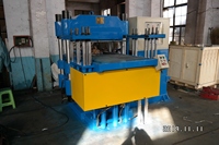 Machine automatique de vulcanisation de colonne de dispositif d'éjection de moule de poussée-traction pour la production des joints d'huile en caoutchouc