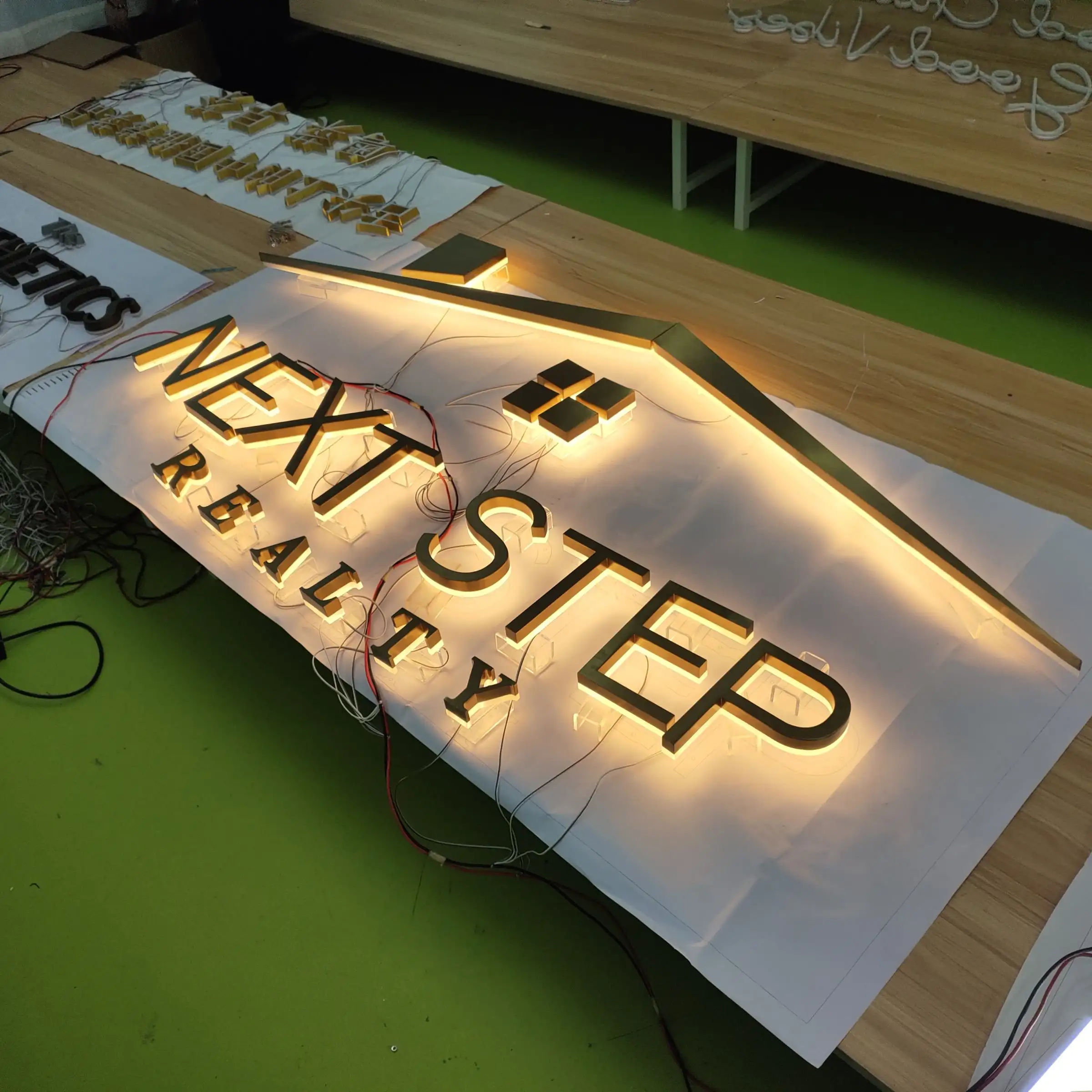 Venta al por mayor de plástico luminoso 3D letra signo alfabeto LED letras de canal para la oficina tienda signos delanteros