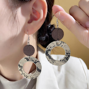 Pendientes de piel sintética con patrón de piel de serpiente, pendientes de empalme de cuero doble ahuecados circulares geométricos para mujer Uionen 897 - Product Image 1