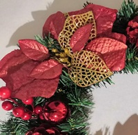 Karangan Bunga Natal Artifisial Grosir dengan Poinsettia Merah, Buah Pinus, Buah-buahan, dan Hiasan Bola untuk Dekorasi Pintu Depan saat Liburan