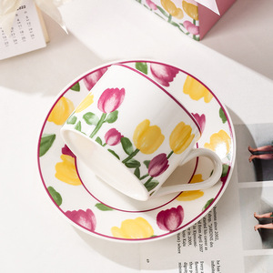 Set di Tazza da Caffè in Ceramica con Piattino Dipinto a Mano con Tulipani, Design Moderno ed Elegante per il Tè del Pomeriggio - Product Image 3