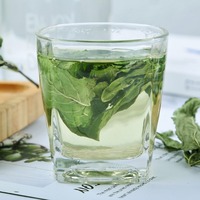 Feuilles de menthe fraîchement récoltées, herbes séchées et thé à la menthe séchée