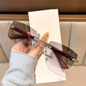 Hợp thời trang mảnh duy nhất không khung tỉa kim loại Kính mát Ins màu sắc ánh sáng phong cách chân gỗ đại dương kính trang trí cho nam giới - Product Image 3