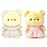 Ours en peluche compact Kawaii avec tenue à volants et imprimé floral, texture douce et bouclée, jouet en peluche animal en peluche