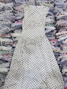 Lote Mixto de Ropa al por Mayor: Tops, Trajes de Baño, Bikinis, Vestidos Surtidos para Mujer - Fardos de Ropa a Granel - Product Image 2
