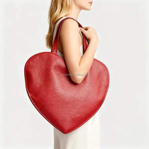 Sac fourre-tout en cuir personnalisé en forme de cœur avec longue bandoulière, sac fourre-tout pour femme, sac fourre-tout en cuir de grande taille en forme de cœur avec impression de logo - Product Image 1