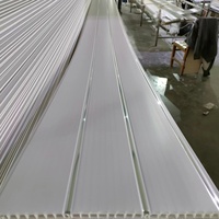 Carreaux de plafond en pvc blanc imprimés courants avec deux rainures et trois lignes argentées