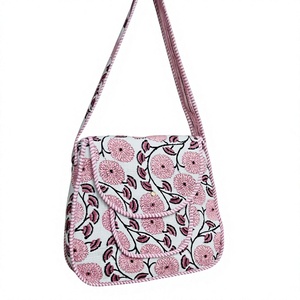 Sac à bandoulière vintage en PU brodé floral pour femme, sac de voyage durable en tissu souple pour les trajets quotidiens - Product Image 1