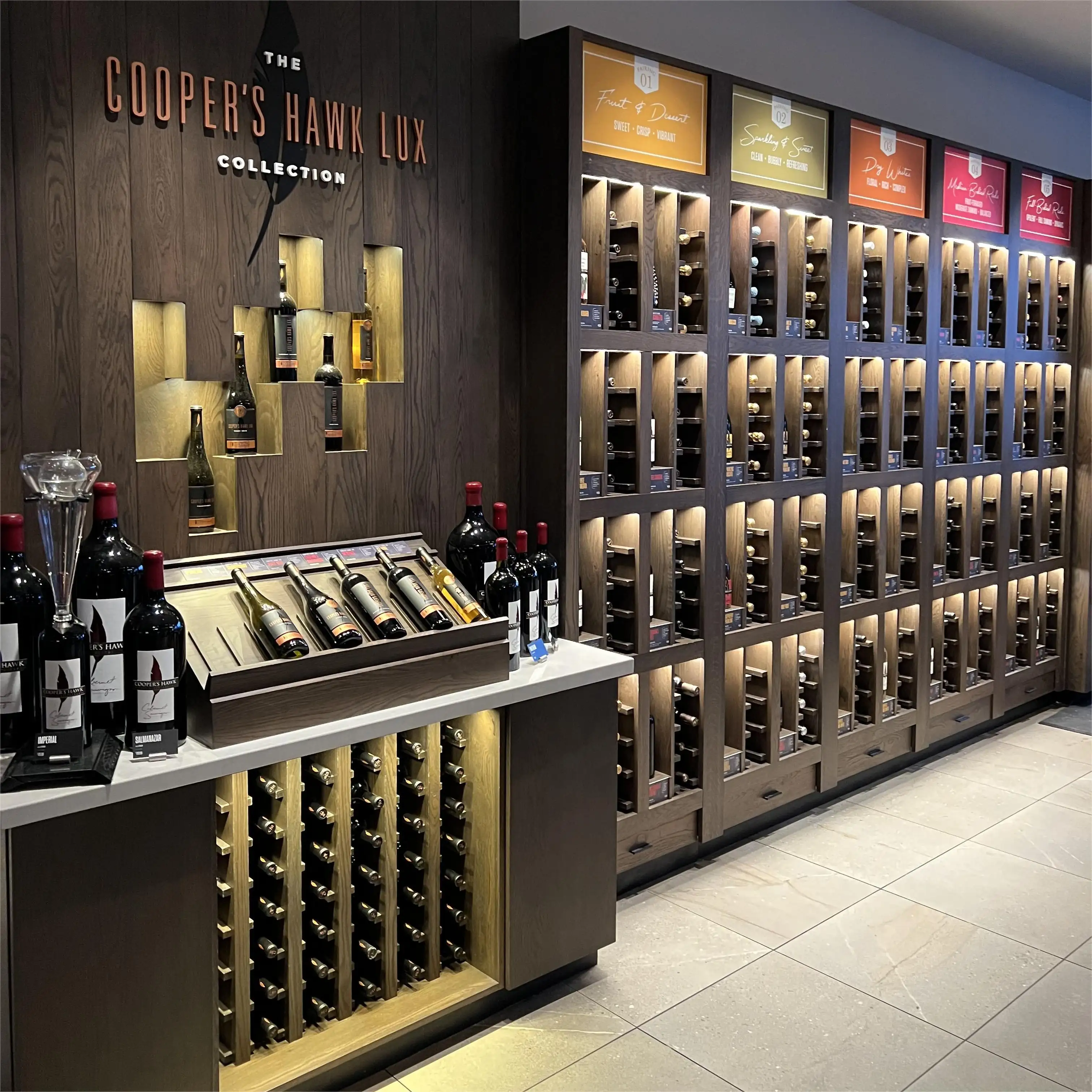 خزانة عرض بضوء فريدة ذات مكانة خاصة لمتاجر النبيذ عالية الجودة CIRI