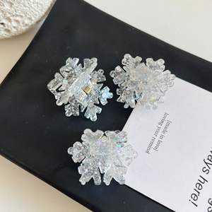 Pince à cheveux et barrettes en acrylique motif flocon de neige, élégantes, durables et légères, pour l'hiver, le quotidien et les fêtes de Noël - Product Image 1