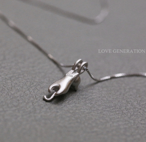 Collier unisexe tendance avec pendentif animal en alliage de zinc plaqué argent mat 3D, design de créateur - Product Image 4