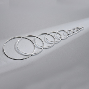 Pendientes de Aro Huggie Simples y Delgados de Plata de Ley 925, Aros Pequeños Lisos - Product Image 4