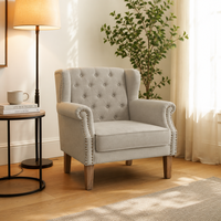 Fauteuil à dossier haut capitonné en lin 100% avec pieds en chêne massif et garniture cloutée, chaise de lecture pour salon, mobilier sur mesure