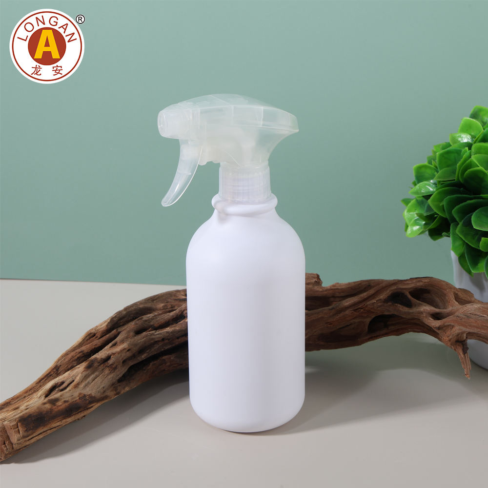 Bouteille blanche avec pompe de pulvérisation