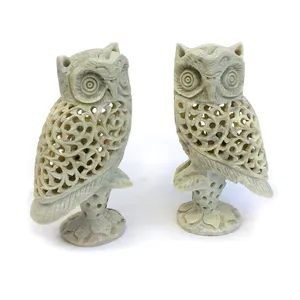 Hibou Gaurara en stéatite sur branche avec une sculpture détaillée très fine et un travail jali pour la décoration intérieure Statue Sculpture