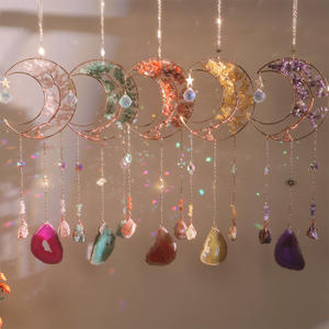 Campana a Vento Artigianale Bohemien con Cristalli a Forma di Luna e Gemme per Casa e Giardino, Stile Boho Magico Arcobaleno - Product Image 1