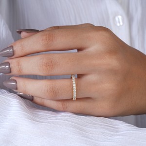 Bague élégante en or et diamants sur la main d'une femme, bijoux fins minimalistes, cadeau d'anniversaire de mariage, photographie de bijoux en gros plan - Product Image 5