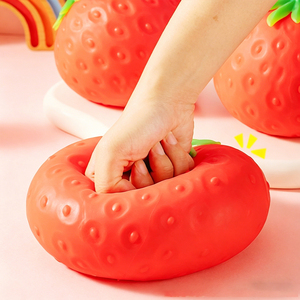 Jouet anti-stress à remontée lente en forme de grande fraise, simulation réaliste, coloré, personnalisable avec logo, conforme EN71 - Vente chaude - Product Image 3