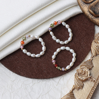 Elastischer Ring im Trendigen Stil Weiße Reisförmige Natürliche Süßwasserperlen 14K Vergoldeter Damenschmuck