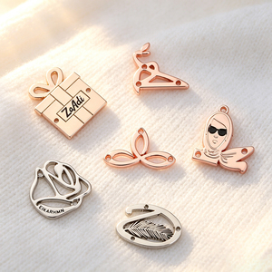 Etiqueta metálica premium personalizada con letras en relieve, etiqueta de marca en relieve de aleación de zinc galvanizada para ropa urbana y bolsos. - Product Image 3
