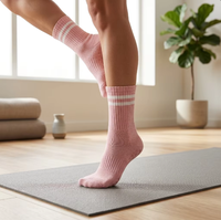 Chaussettes de yoga côtelées roses personnalisées avec logo, chaussettes de sport athlétiques pour femmes avec rayures blanches, chaussettes de gym, de fitness et de pilates, vente en gros