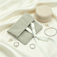 Pochette à bijoux en suède gris personnalisée avec logo en relief, style enveloppe, avec insert en carton pour collier