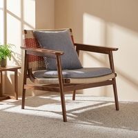 Massivholz-Akzentsessel mit Farbblock-Design, Gewebter Rückenlehne und Leinenkissen im Mid-Century-Stil für Wohnzimmer und Villa