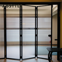 Porte pliante AOSTTER en aluminium noir architectural avec vitrage dépoli sablé et rail lisse pour chambre en suite et extérieur