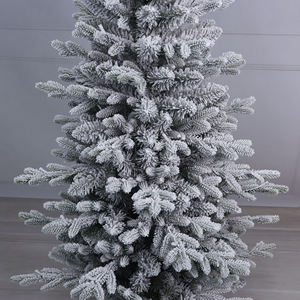 Árbol de Navidad de Abeto Flocado Preiluminado de Alta Calidad de 4.5 Pies con Follaje Nevado, Piñas y Luces LED Cálidas, Enchufable para Mesa - Product Image 3