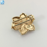 2025 más nuevo traje de baño impermeable joyería Aleación de Zinc oro flor hebilla para mujer traje de baño broche sujetador Clip Bikini conector