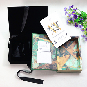 Invitación de Boda Personalizada en Caja de Estilo Libro con Estampado en Caliente de Lámina Dorada de Lujo e Impresión Verde Oscuro Premium - Product Image 2