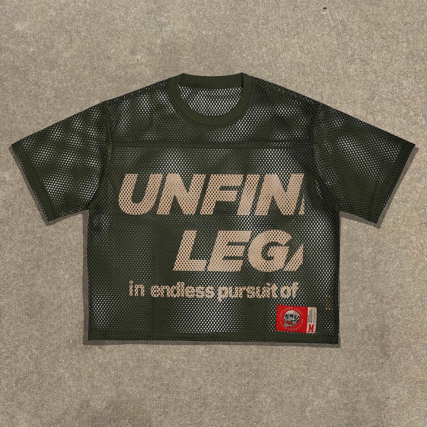 Maglia da calcio corta in rete, nera chiara, dal taglio squadrato.