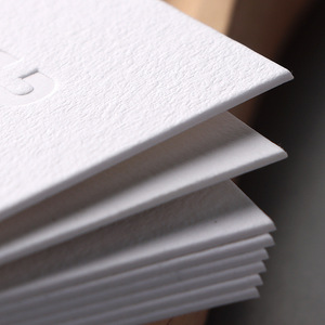 Diseño de lujo personalizado impresión <span class=keywords><strong>nombre</strong></span> logotipo papel <span class=keywords><strong>ropa</strong></span> <span class=keywords><strong>colgar</strong></span> etiquetas <span class=keywords><strong>ropa</strong></span> etiquetas blanco puro Debossed dos lados impresión <span class=keywords><strong>colgar</strong></span> etiqueta - Product Image 3