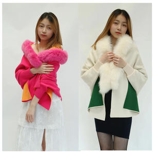 Capa de Invierno de Lana de Alta Calidad con Cuello de Piel de Zorro de Lujo y Ribete de Piel - Product Image 2