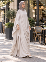 Robe longue modeste en tissu doux de qualité supérieure EVE105 avec manches cape surdimensionnées et drapé frontal élégant en cascade, couleurs personnalisées