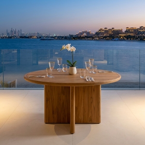 Mesa de Comedor Redonda Contemporánea de Madera de Teca Sudamericana, Mesa Circular de Bistro para Proyectos de Resorts, Patios y Restaurantes - Product Image 1