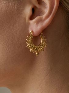 Boucles d'oreilles créoles couronne en U rétro de luxe léger Enigma Europe États-Unis en acier inoxydable plaqué or véritable 18 carats pour femme - En stock - Product Image 5
