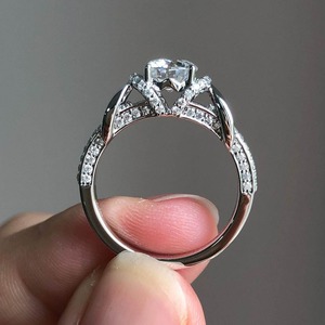 Bague de luxe plaquée or 14 carats avec diamant de laboratoire pour femme, élégante pour fiançailles, mariage et bijoux de mode raffinés - Product Image 1