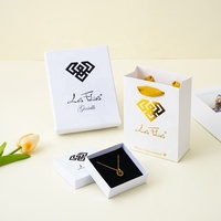 Ensemble de bijoux avec logo en relief, pochette en velours de luxe, boîte cadeau en carton personnalisée avec couvercle blanc clair